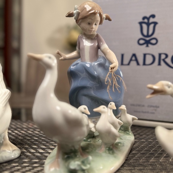 Lladro #5503 “Here They Come” Figurine + 3 NAO by Lladro Geese Set with Box - Picture 2 of 7